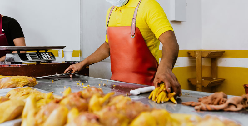 Pollo fresco en el mercado